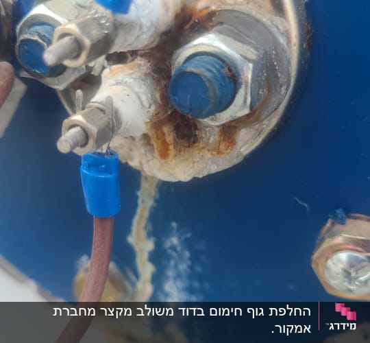 חיבורים חשמליים עם חלודה על דוד שמש